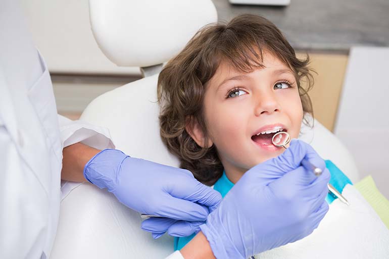foto relativa all'odontoiatria infantile: una visita odontoiatrica effettuata ad un bambino